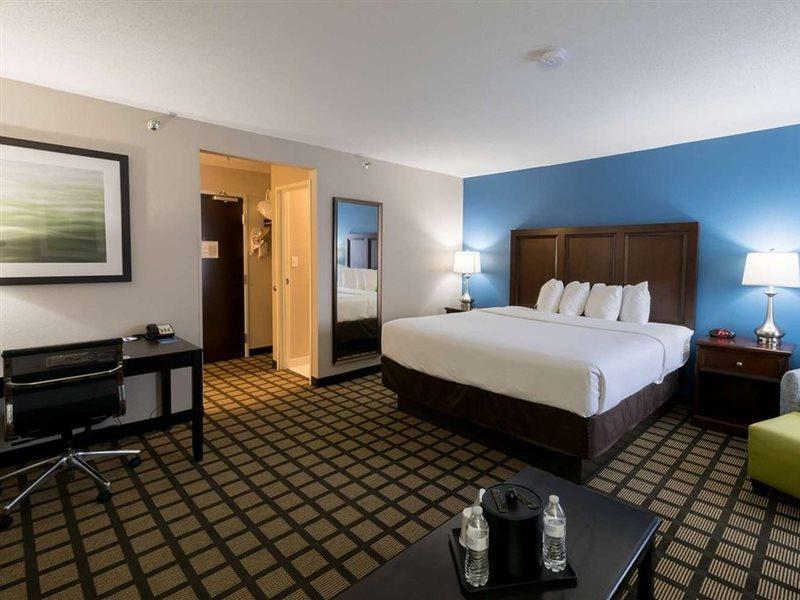 Baymont By Wyndham Detroit Airport/Romulus Hotel Exterior photo