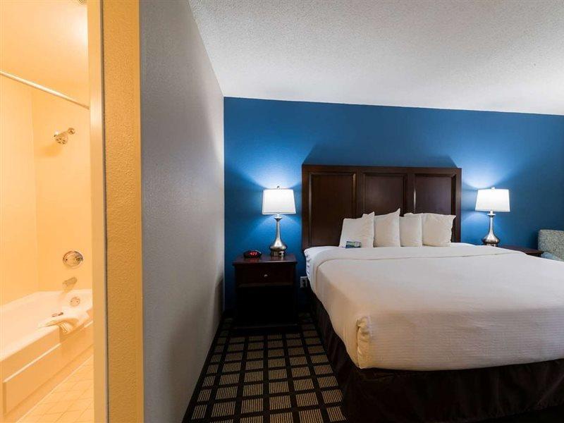 Baymont By Wyndham Detroit Airport/Romulus Hotel Exterior photo
