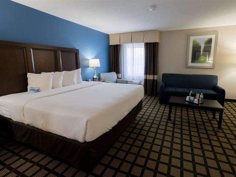 Baymont By Wyndham Detroit Airport/Romulus Hotel Exterior photo
