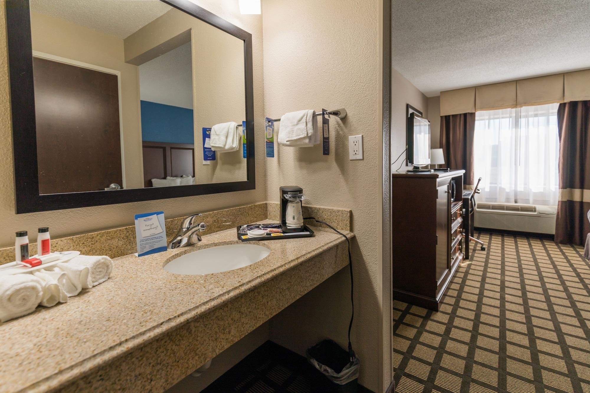 Baymont By Wyndham Detroit Airport/Romulus Hotel Exterior photo
