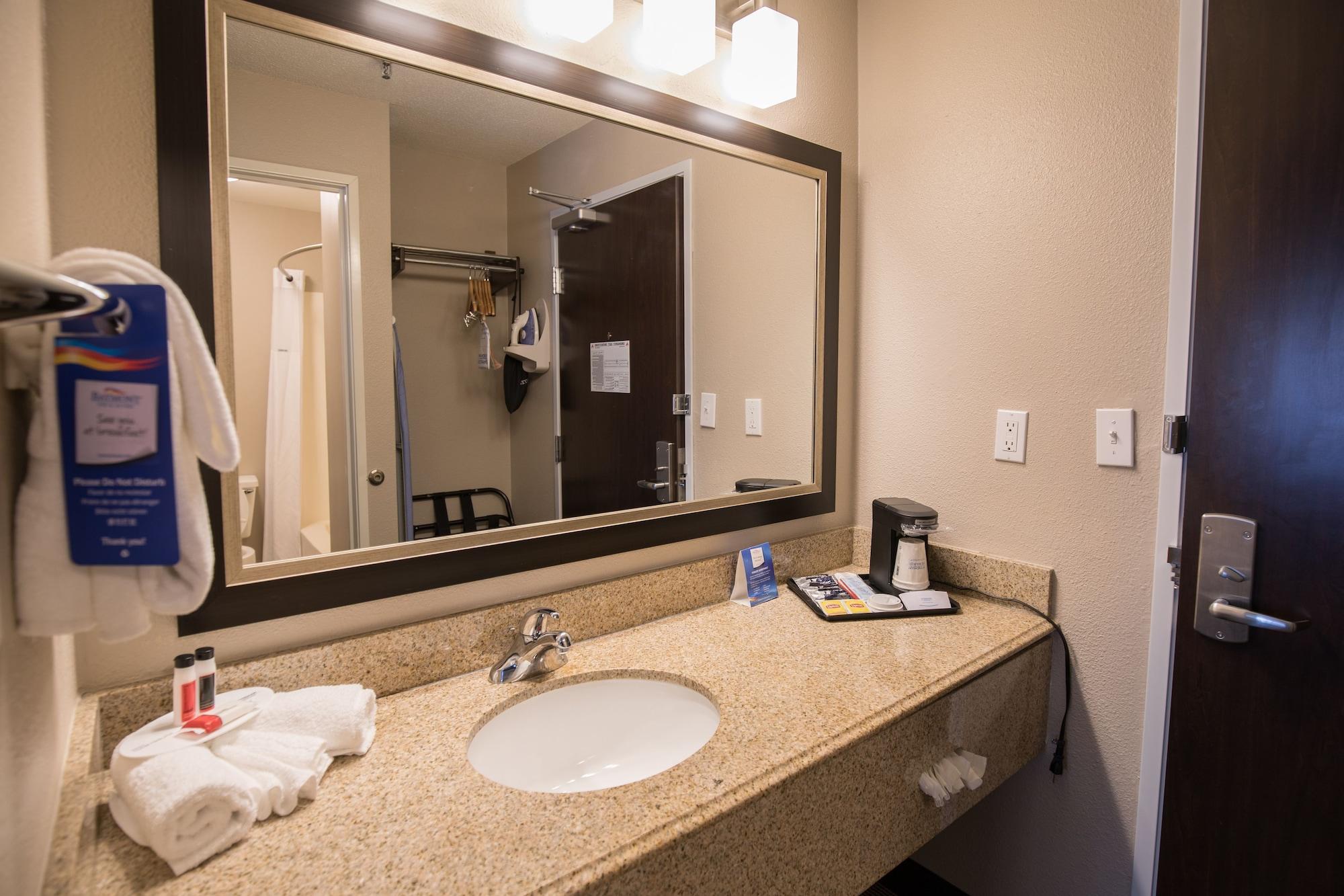 Baymont By Wyndham Detroit Airport/Romulus Hotel Exterior photo