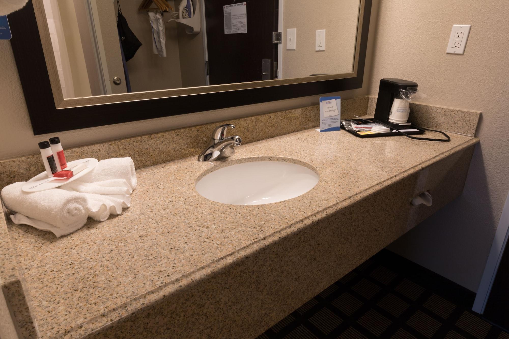 Baymont By Wyndham Detroit Airport/Romulus Hotel Exterior photo