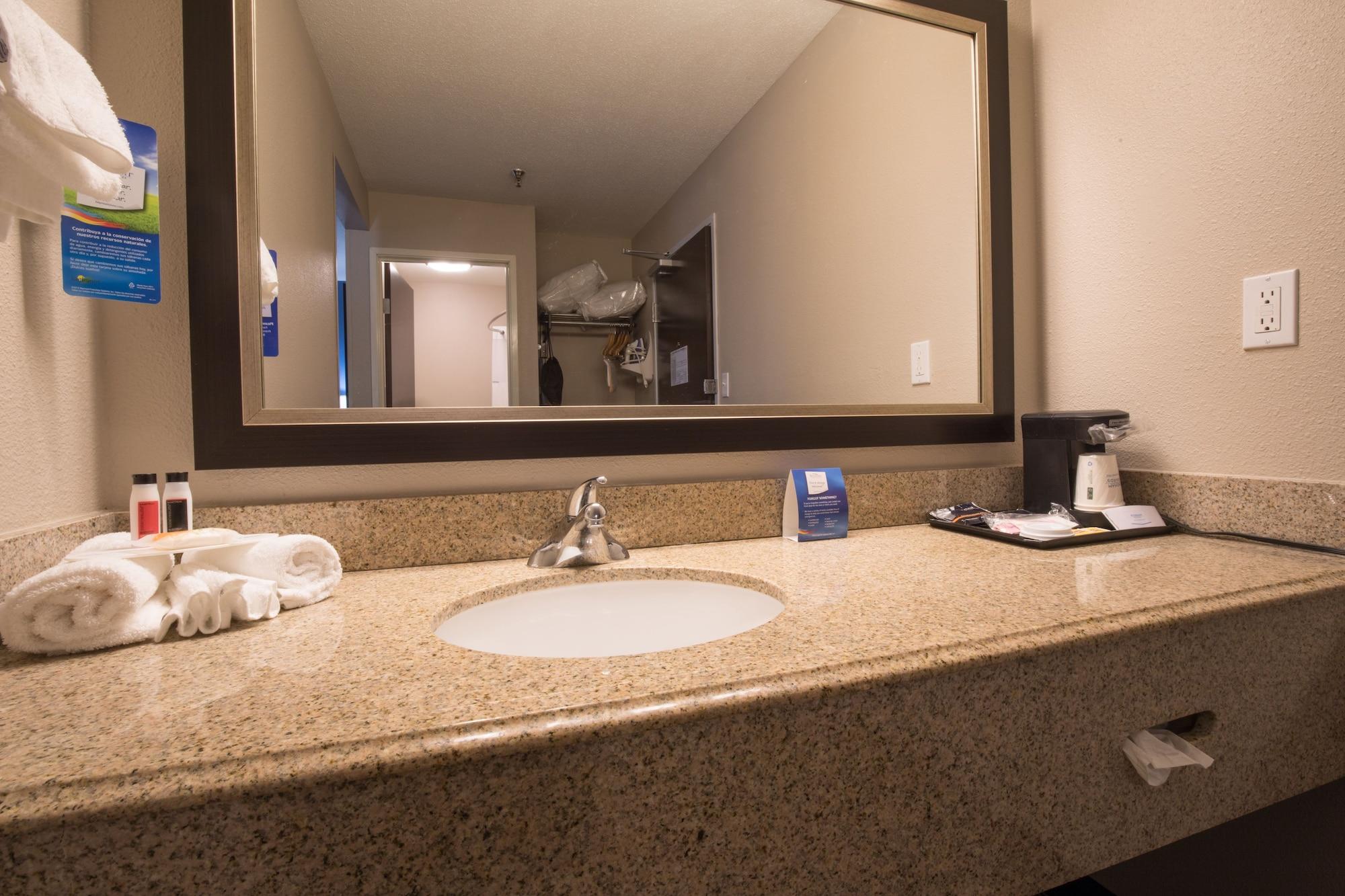 Baymont By Wyndham Detroit Airport/Romulus Hotel Exterior photo