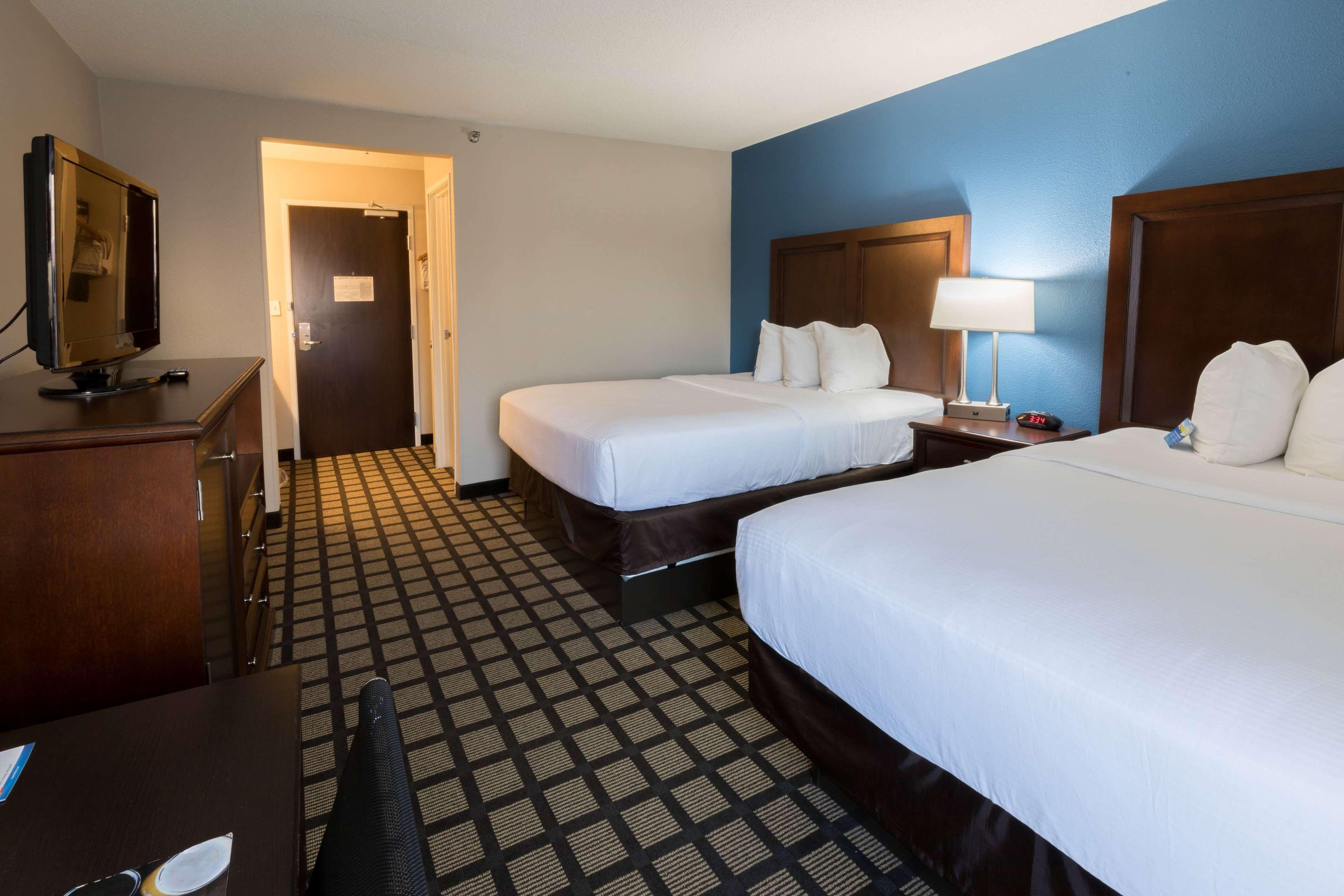 Baymont By Wyndham Detroit Airport/Romulus Hotel Exterior photo
