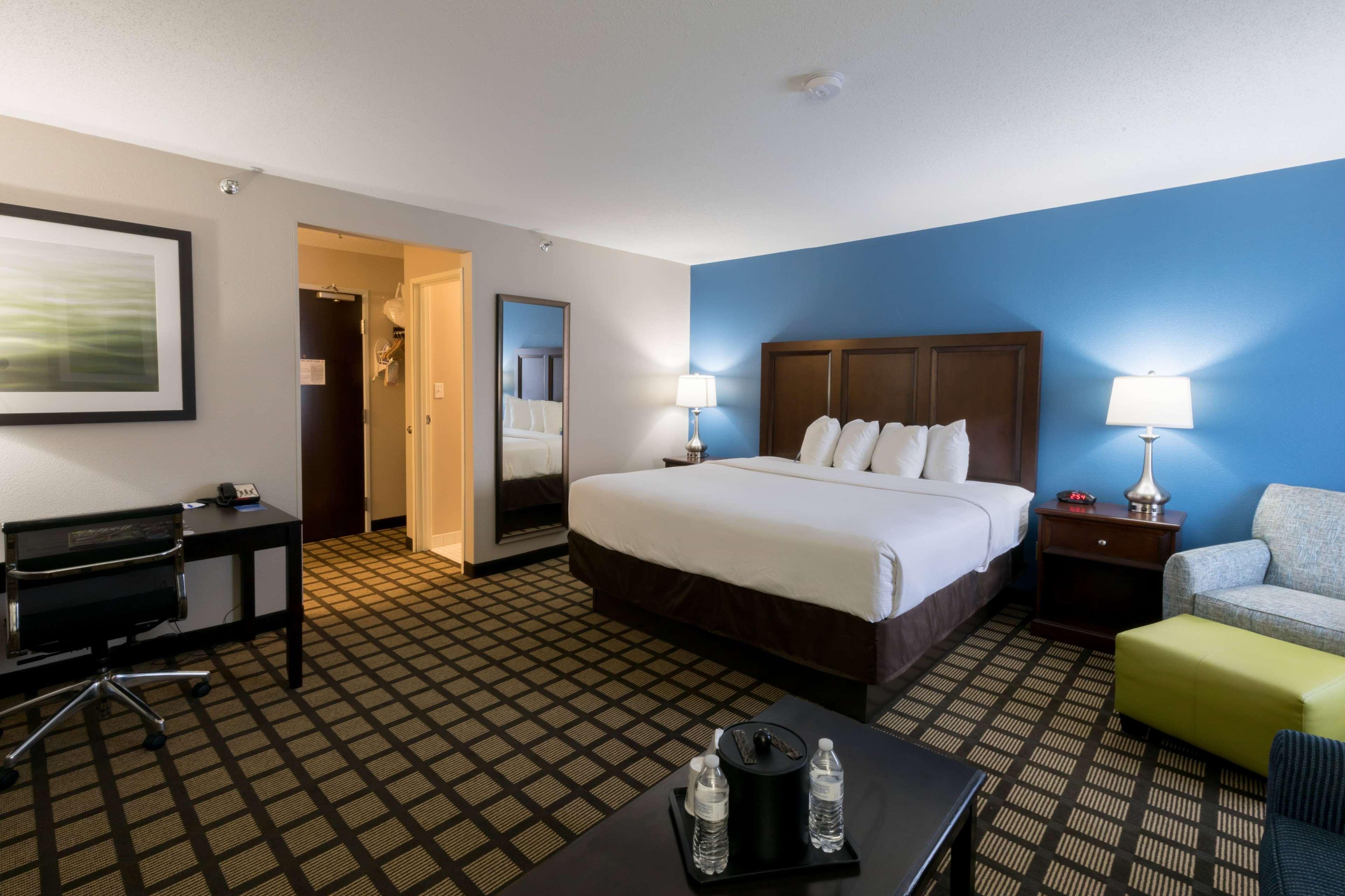 Baymont By Wyndham Detroit Airport/Romulus Hotel Exterior photo