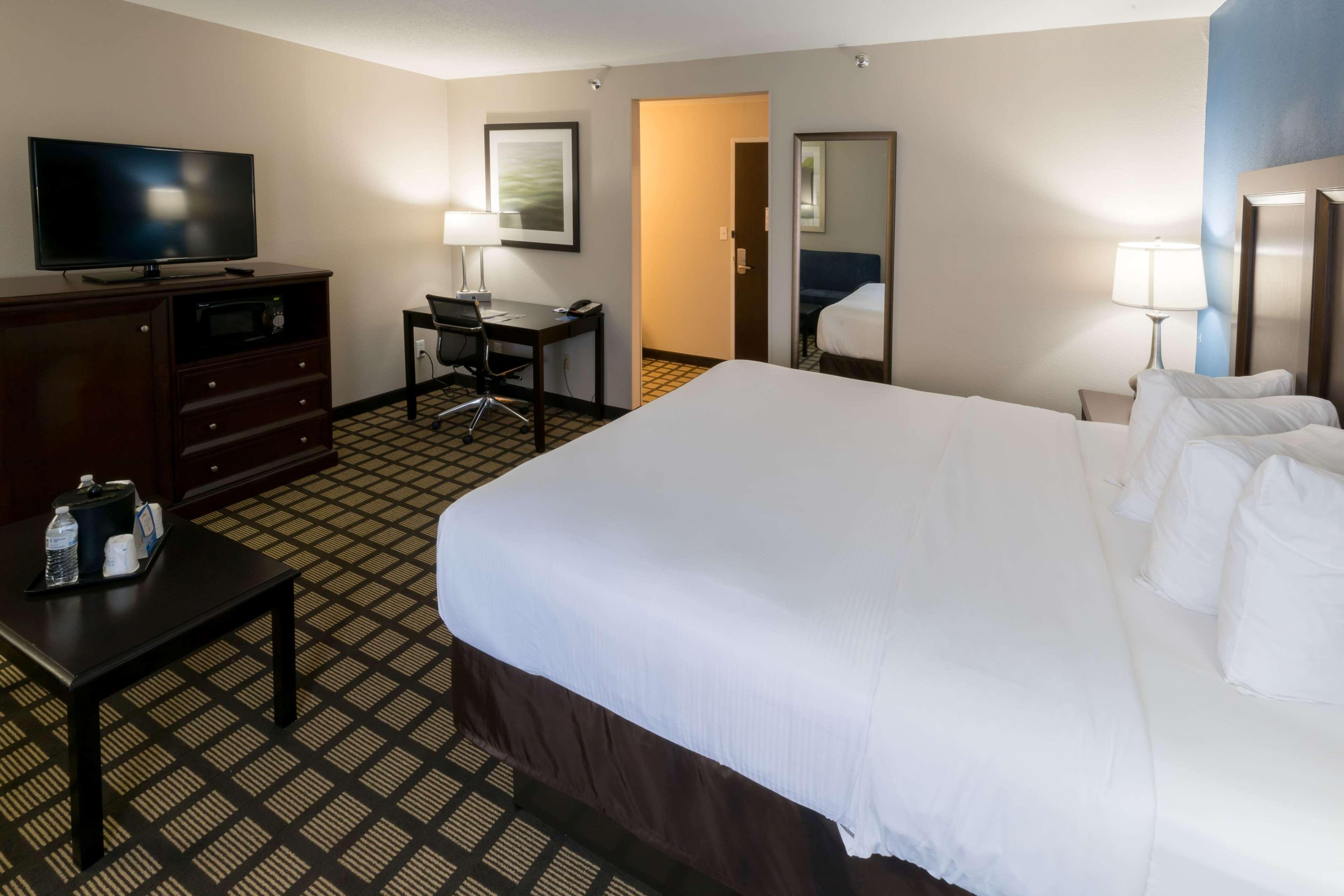 Baymont By Wyndham Detroit Airport/Romulus Hotel Exterior photo