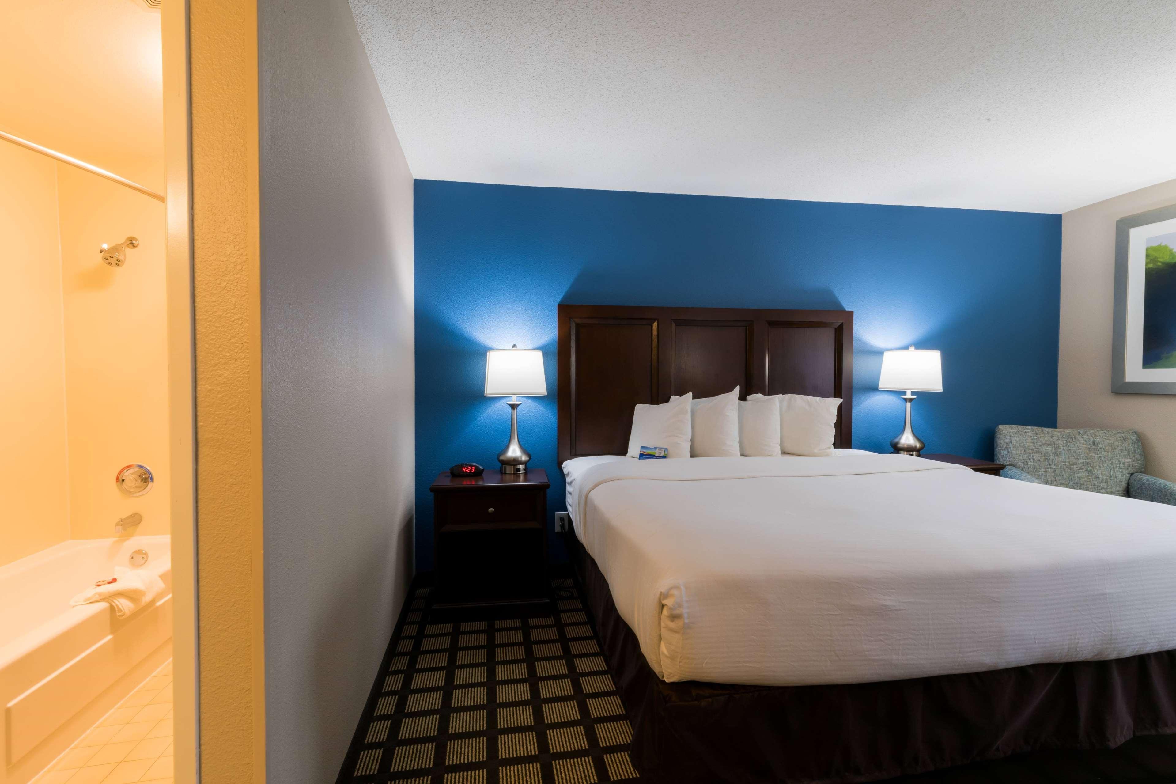 Baymont By Wyndham Detroit Airport/Romulus Hotel Exterior photo