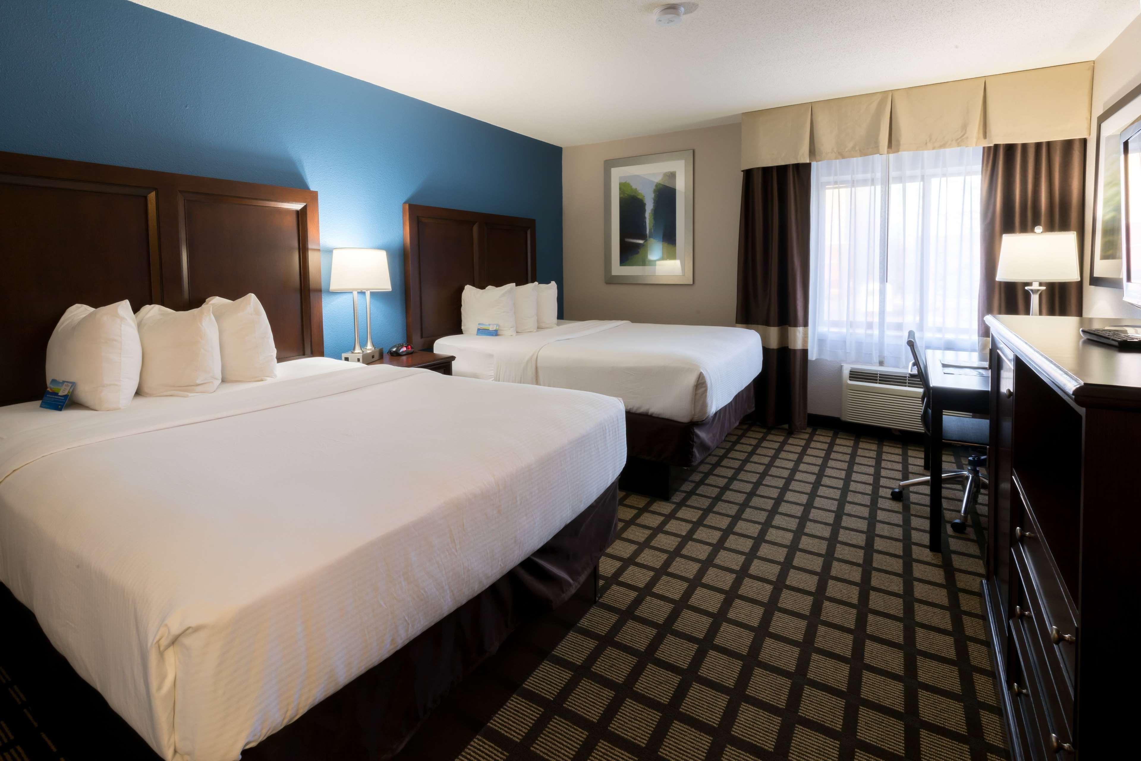 Baymont By Wyndham Detroit Airport/Romulus Hotel Exterior photo