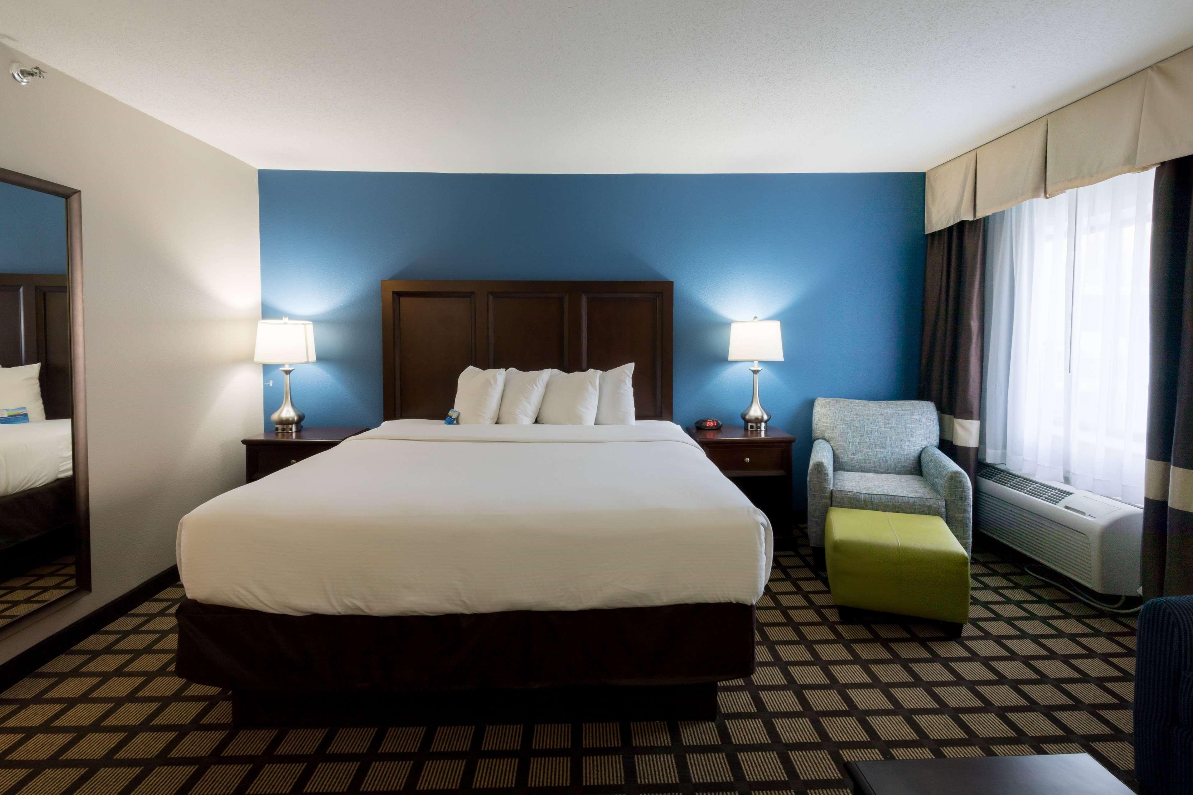 Baymont By Wyndham Detroit Airport/Romulus Hotel Exterior photo