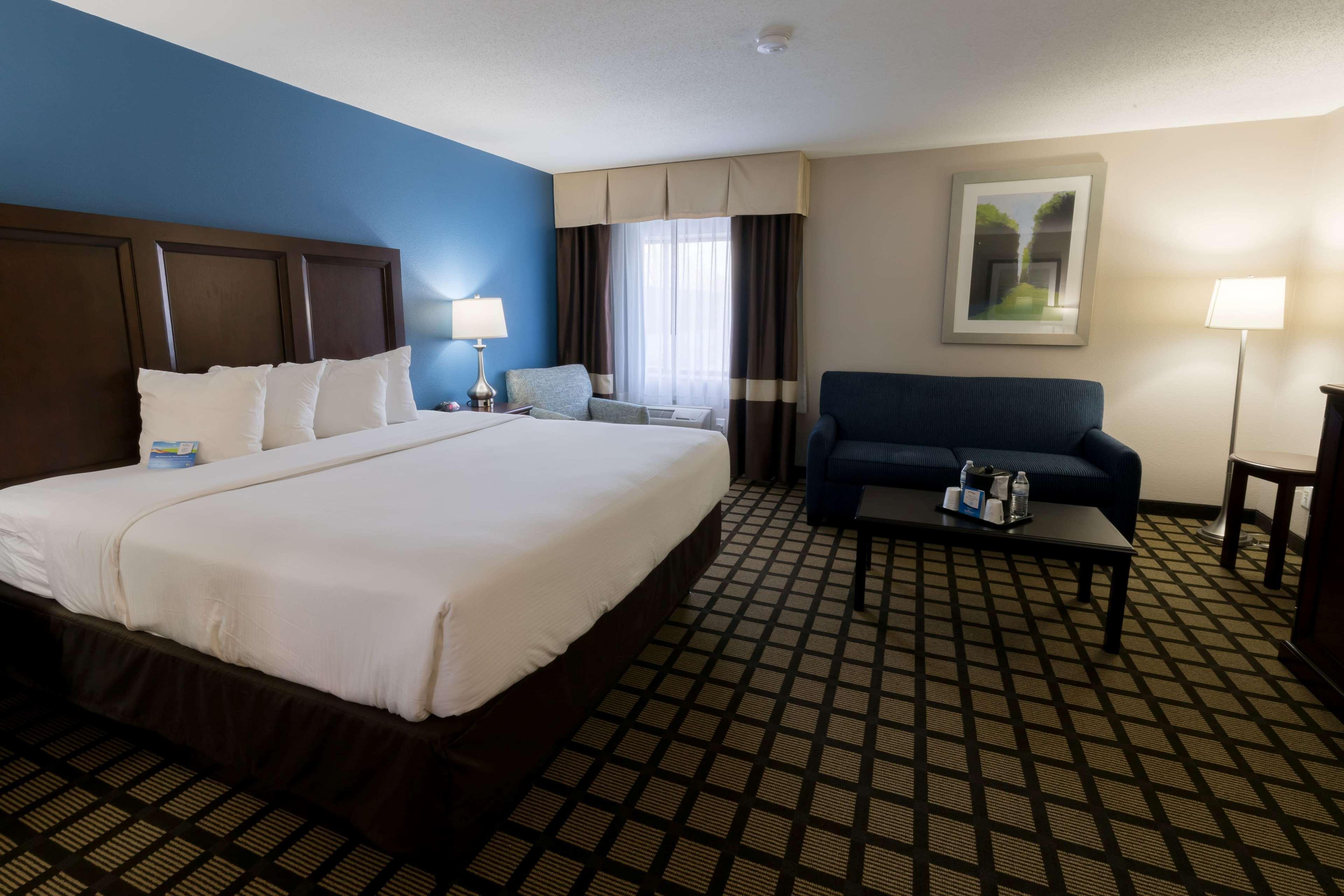 Baymont By Wyndham Detroit Airport/Romulus Hotel Exterior photo