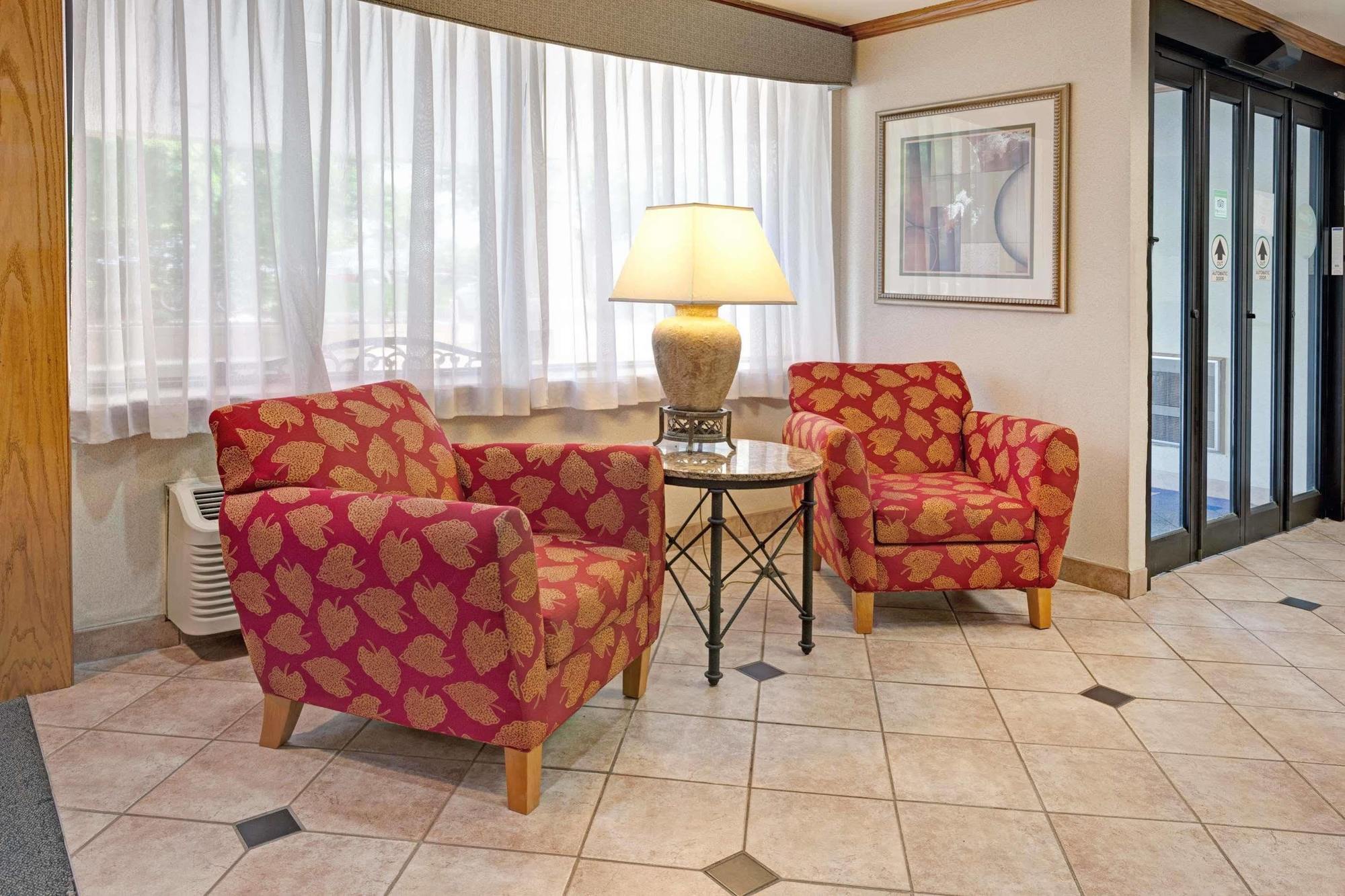 Baymont By Wyndham Detroit Airport/Romulus Hotel Exterior photo