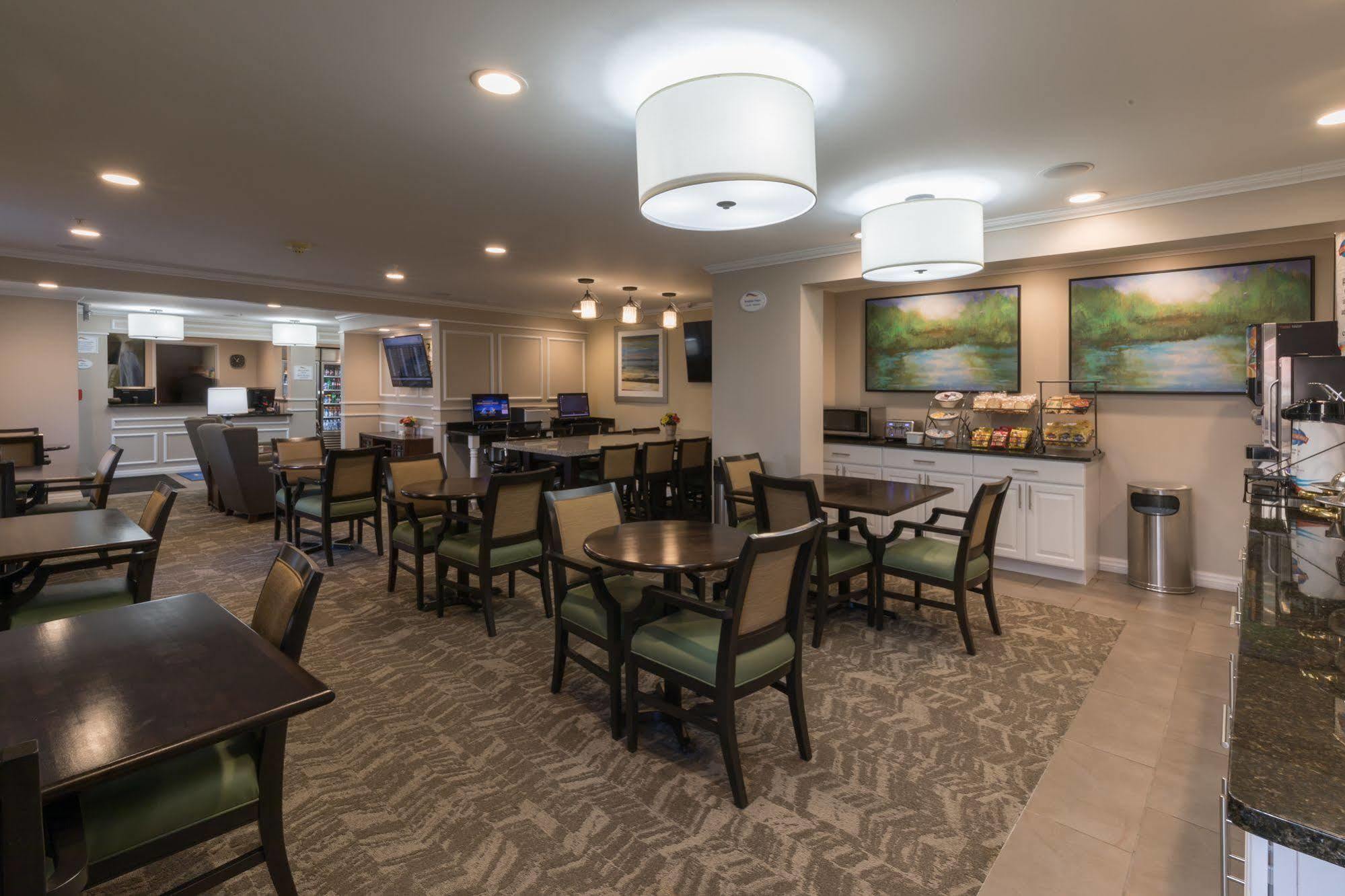Baymont By Wyndham Detroit Airport/Romulus Hotel Exterior photo