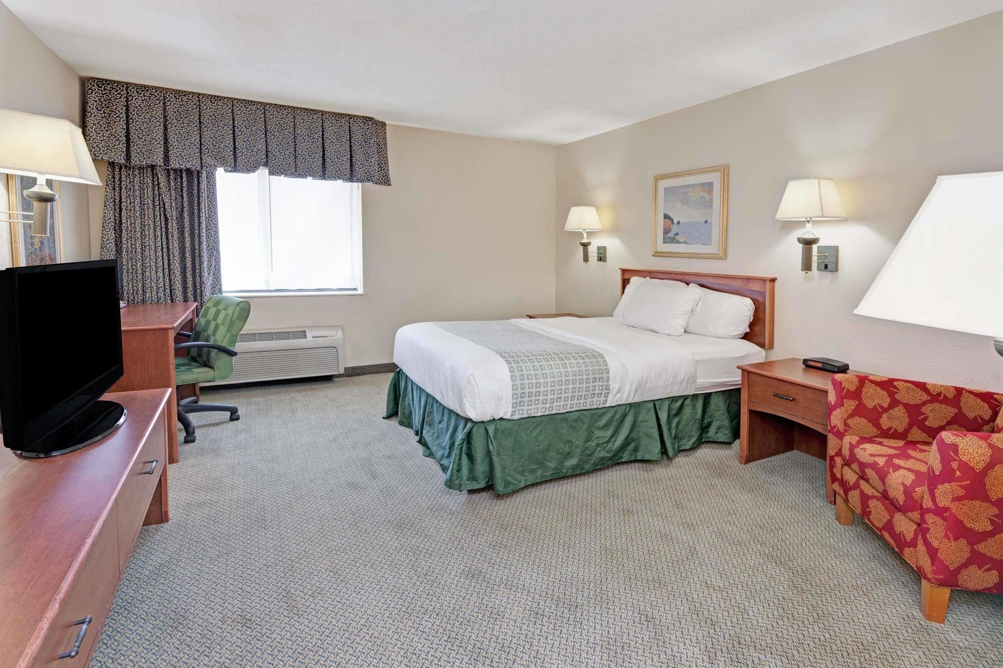 Baymont By Wyndham Detroit Airport/Romulus Hotel Exterior photo
