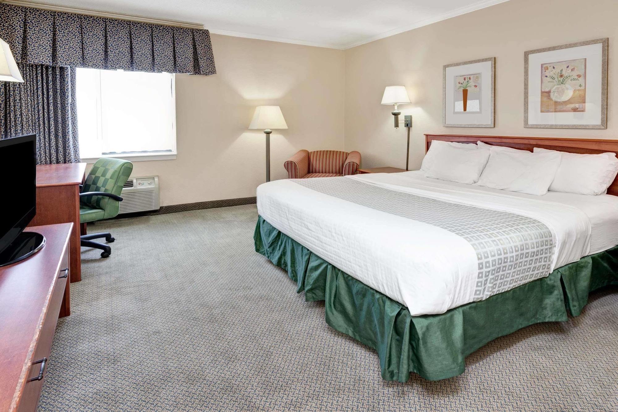 Baymont By Wyndham Detroit Airport/Romulus Hotel Exterior photo