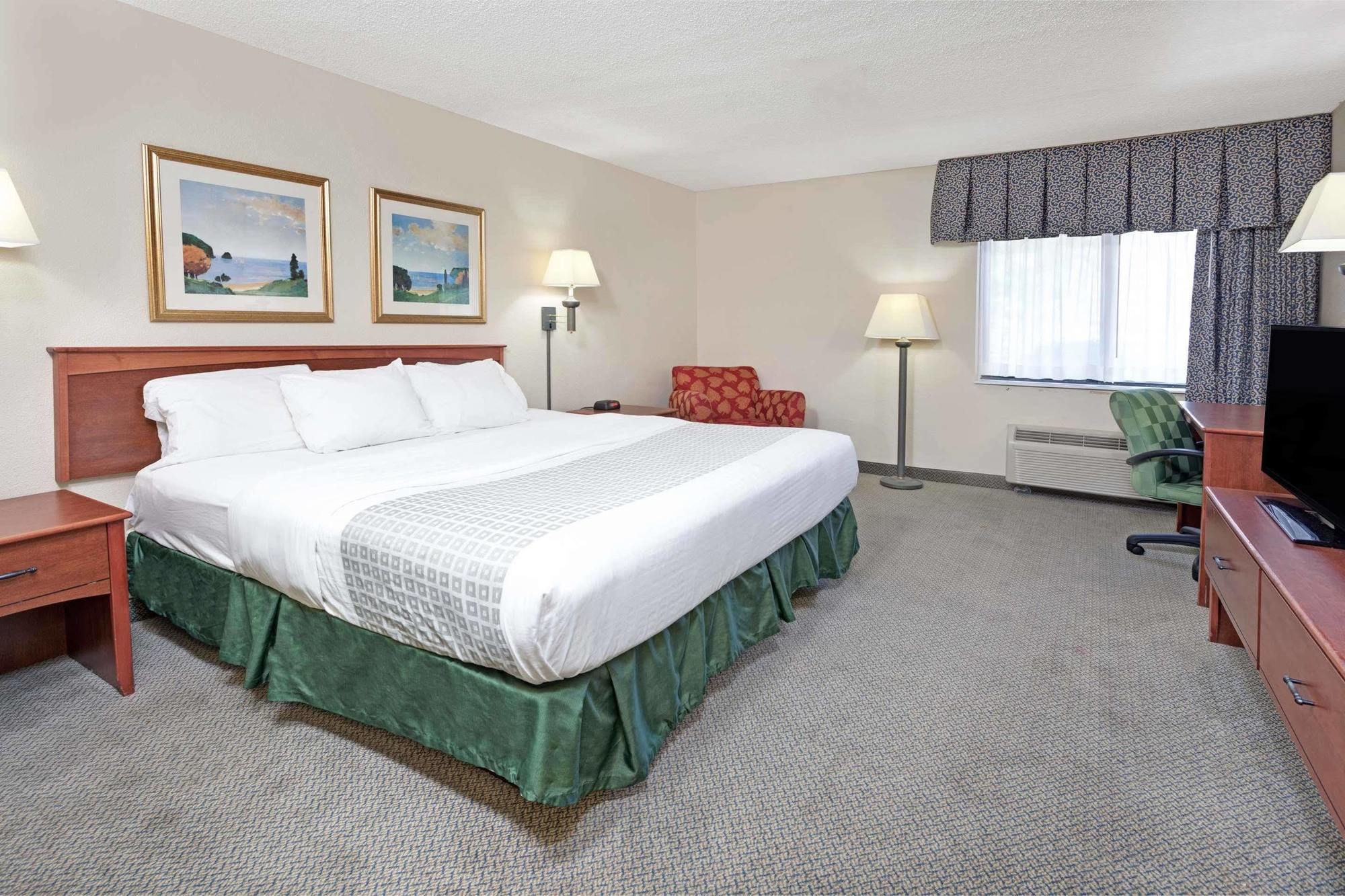 Baymont By Wyndham Detroit Airport/Romulus Hotel Exterior photo