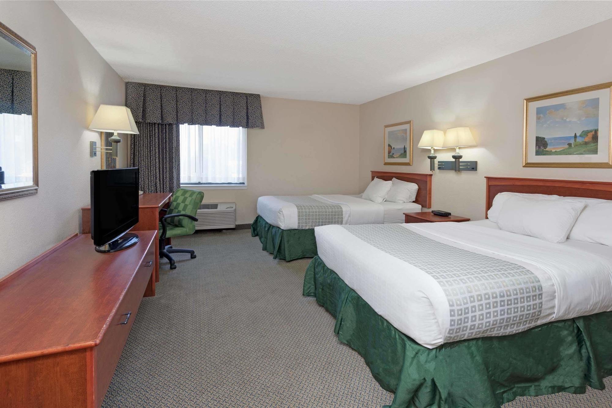 Baymont By Wyndham Detroit Airport/Romulus Hotel Exterior photo