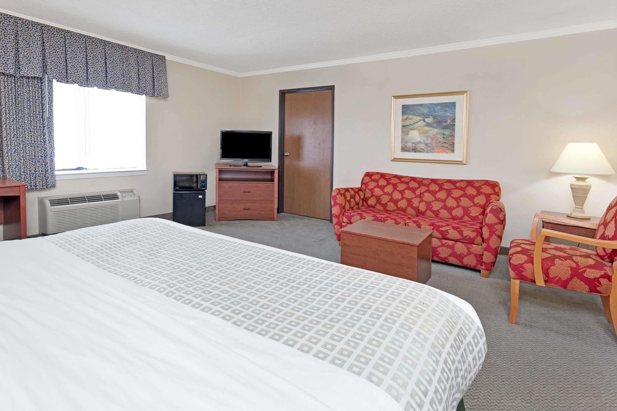 Baymont By Wyndham Detroit Airport/Romulus Hotel Exterior photo