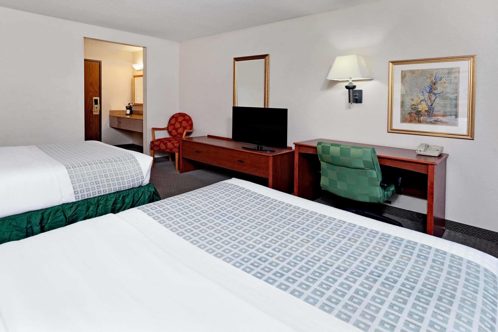 Baymont By Wyndham Detroit Airport/Romulus Hotel Exterior photo